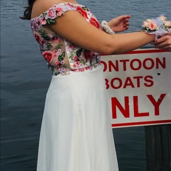 Dave & Johnny prom dress - Picture 4 of 4